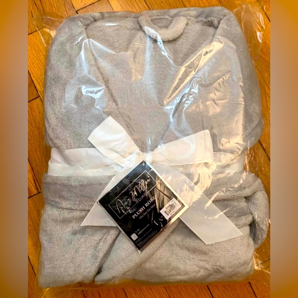 Luxury Gray Robe - Picture 1 of 3